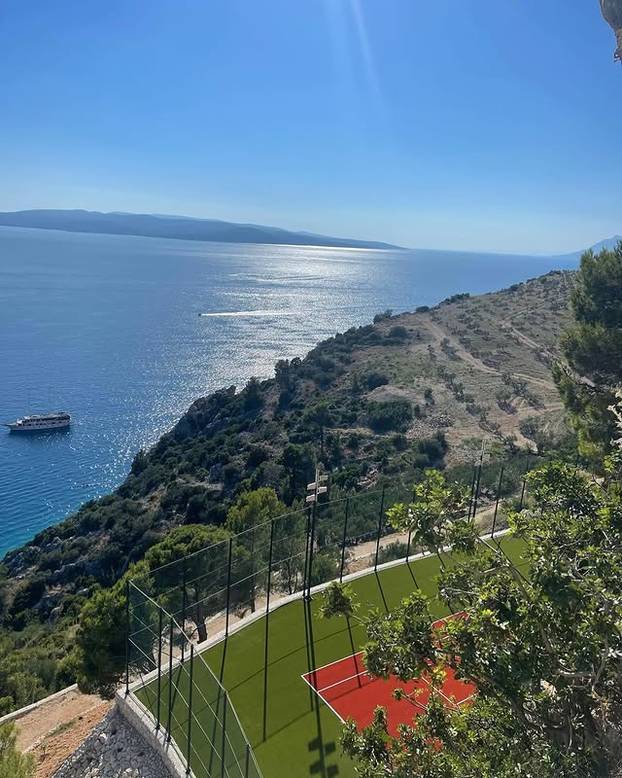 FOTO Vila u Makarskoj 'izranja' iz stijene, a pogled oduzima dah