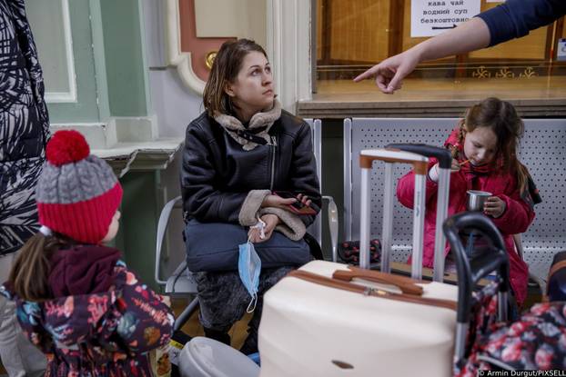 FOTO 24sata na granici Poljske i Ukrajine: Mnogi bježe od pakla rata, spavaju na kolodvoru