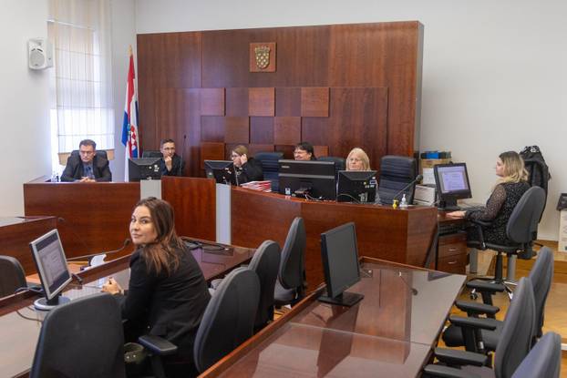 Vukovar: Brat ubijene Jasne Veselinović s njenom slikom pratio izricanje presude - ubio ju partner i osuđen je na 35 godina zatvora