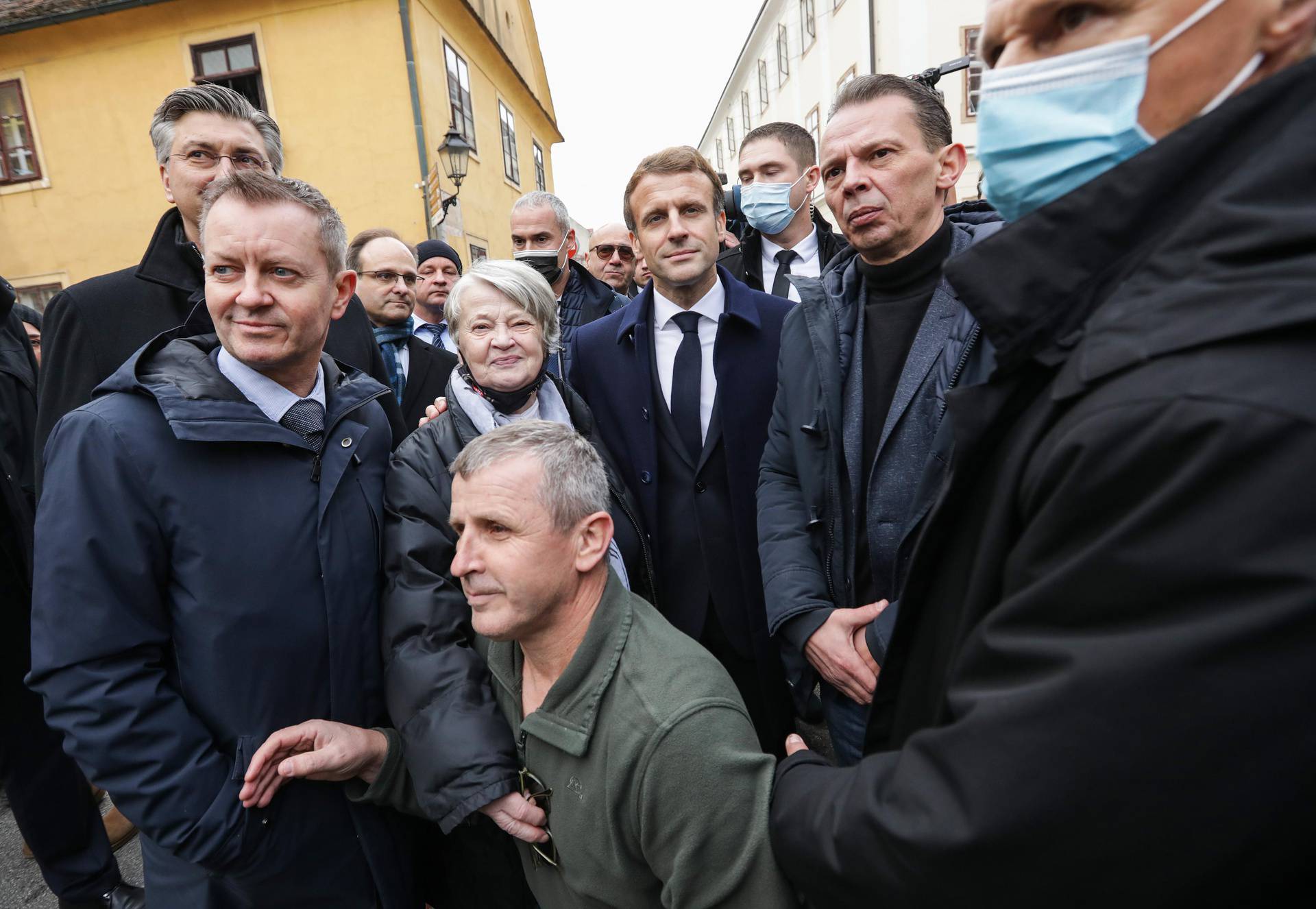 Macron: Spriječimo krajnju desnicu da dođe na vlast, Le Pen: Dovest ću Francusku u red