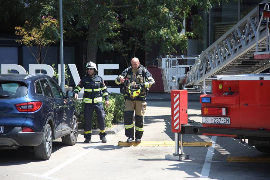 Požar u trgovačkom centru Dalmare u Šibeniku, vatra je zahvatila krov