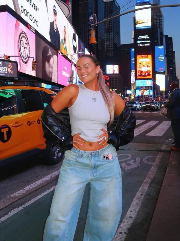 Bez filtera i srama: Ova influencerica pokazuje sve, a fanovi je zbog toga obožavaju!