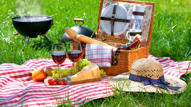 Kako savršeno spakirati košaru za piknik: Donosimo par pravila i recepte za slasne mini zalogaje