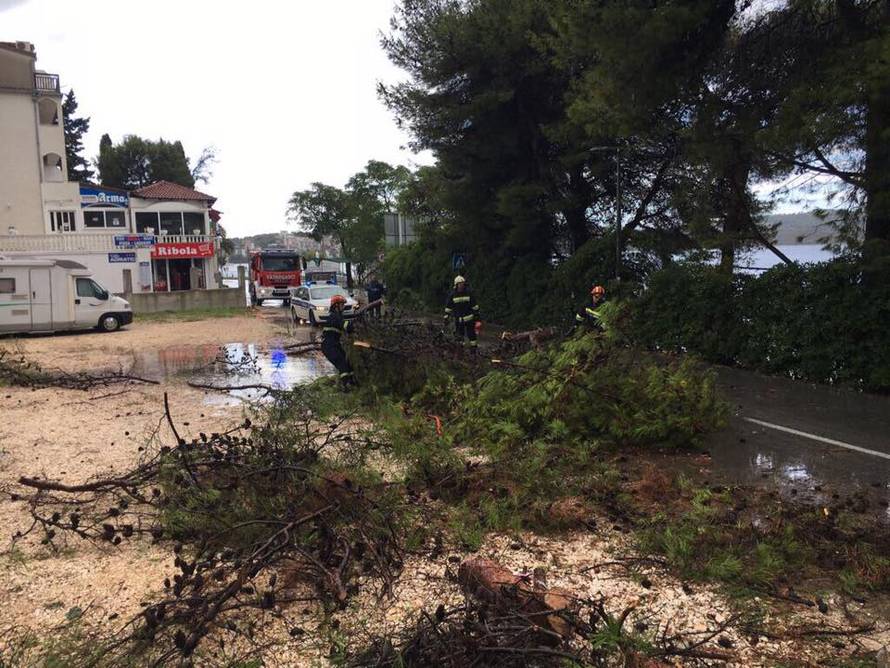 Jaka kiša poplavila Trogir, na Čiovu je pijavica rušila stupove