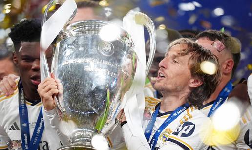 &Scaron;panjolci: Perez &ccaron;eka Modri&cacute;a ra&scaron;irenih ruku u Real Madridu!