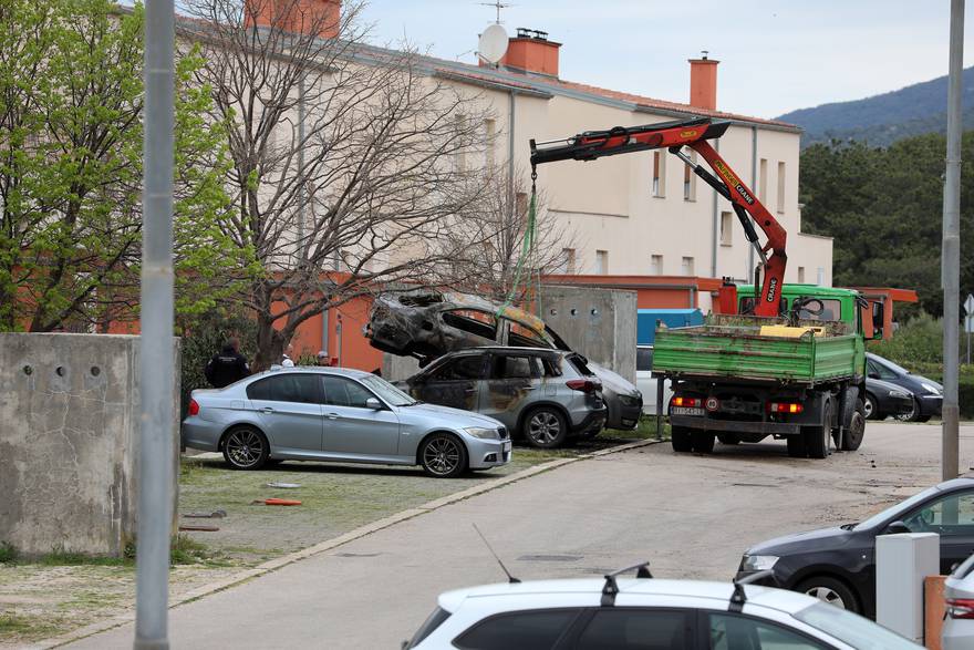 Cres: Očevid policije na mjestu gdje su zapaljena tri vozila