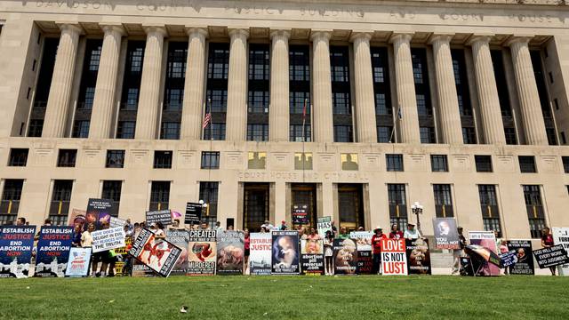 Anti-abortion protestors demonstrate in Tennessee