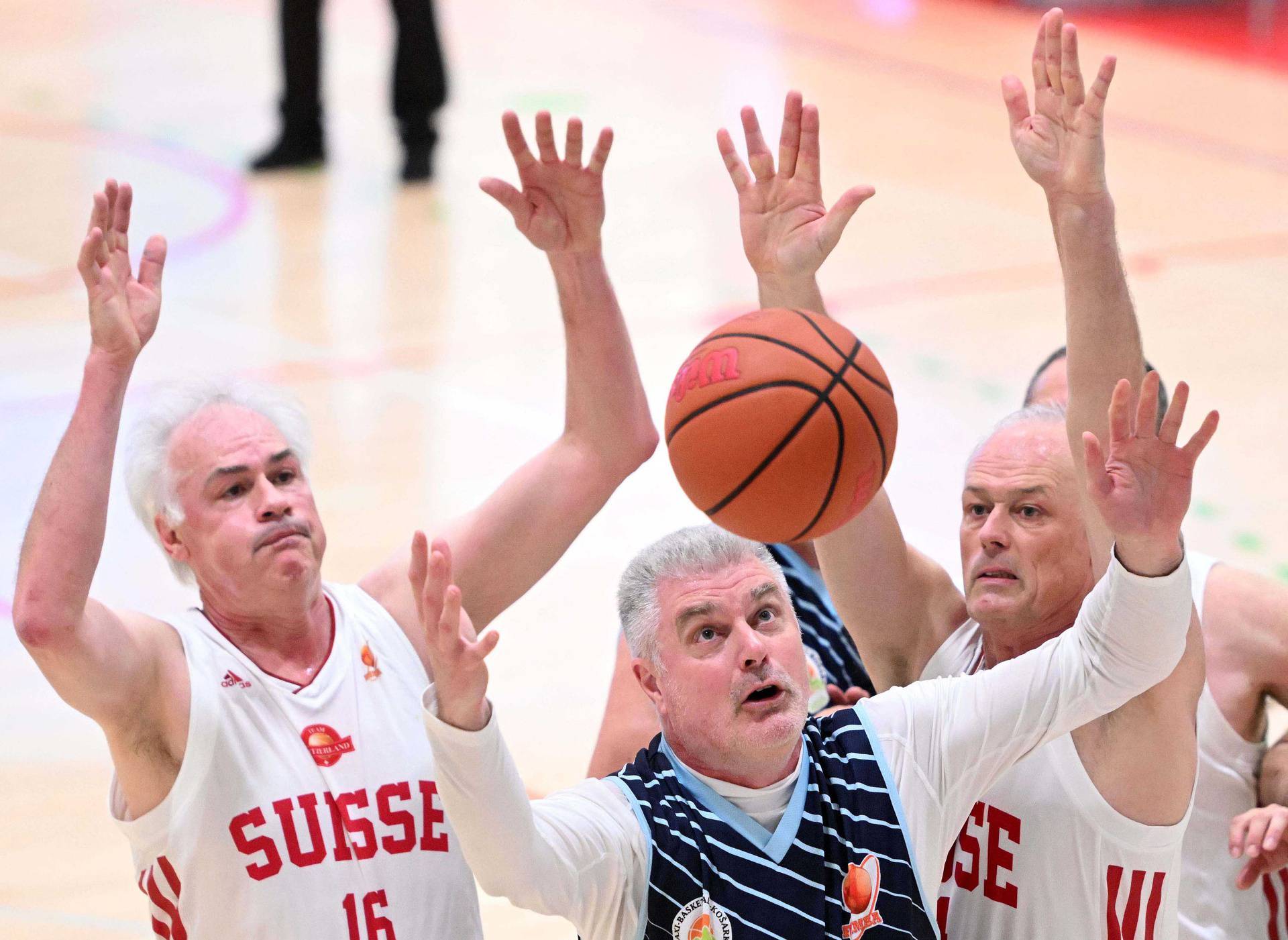 Spektakularnim otvaranjem u Omišu je započeo drugi Svjetski kup košarkaških veterana