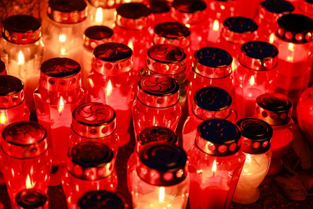 Zagreb: Trepet svijeća u sumrak na groblju Stenjevec na blagdan Svih svetih