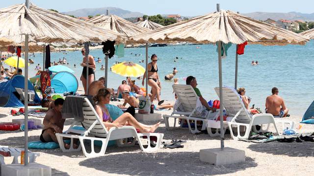 Plaža Rezalište u Brodarici puna je kupača