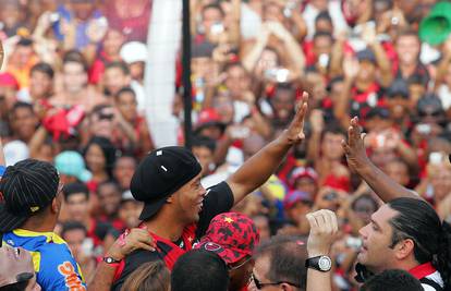 Ronaldinho bio i ostao 'kralj': Dočekalo ga 20.000 navijača