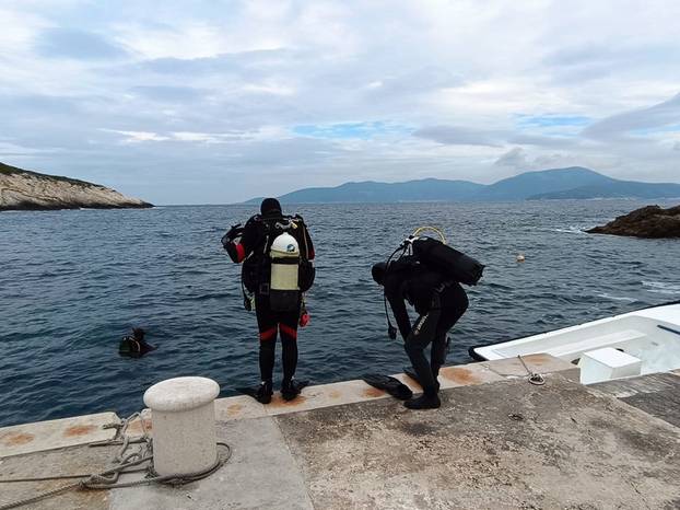 Ronioci i volonteri sudjelovali u eko akciji - čistili su podmorje kod Biševa