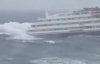 Drama na Južnom polu: Valovi skoro potopili brod sa 166 ljudi