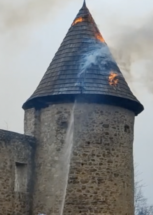 VIDEO Od stare kule dvorca u Novigradu nije ostalo ništa, uzrok požara znat će se danas