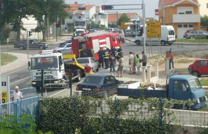 Zadar: Vozaču automobil planuo tijekom vožnje