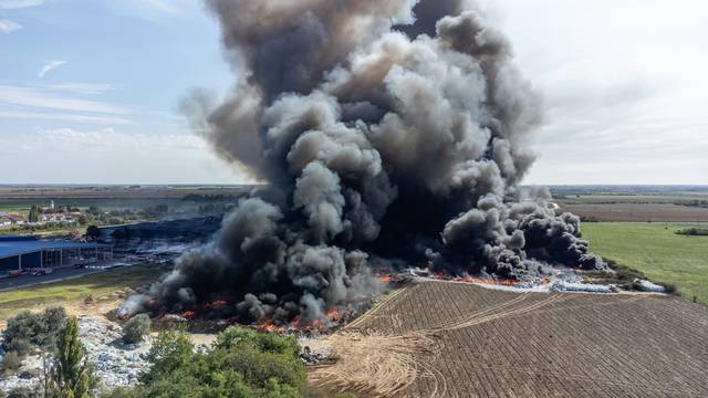 Nove fotografije iz zraka na požar u osječkoj tvrtki za preradu plastike "Drava International"