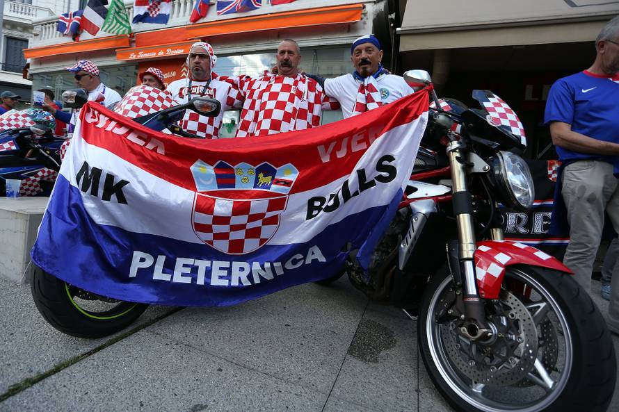 Galerija navijača u Francuskoj: Kockice okupirale St. Etienne