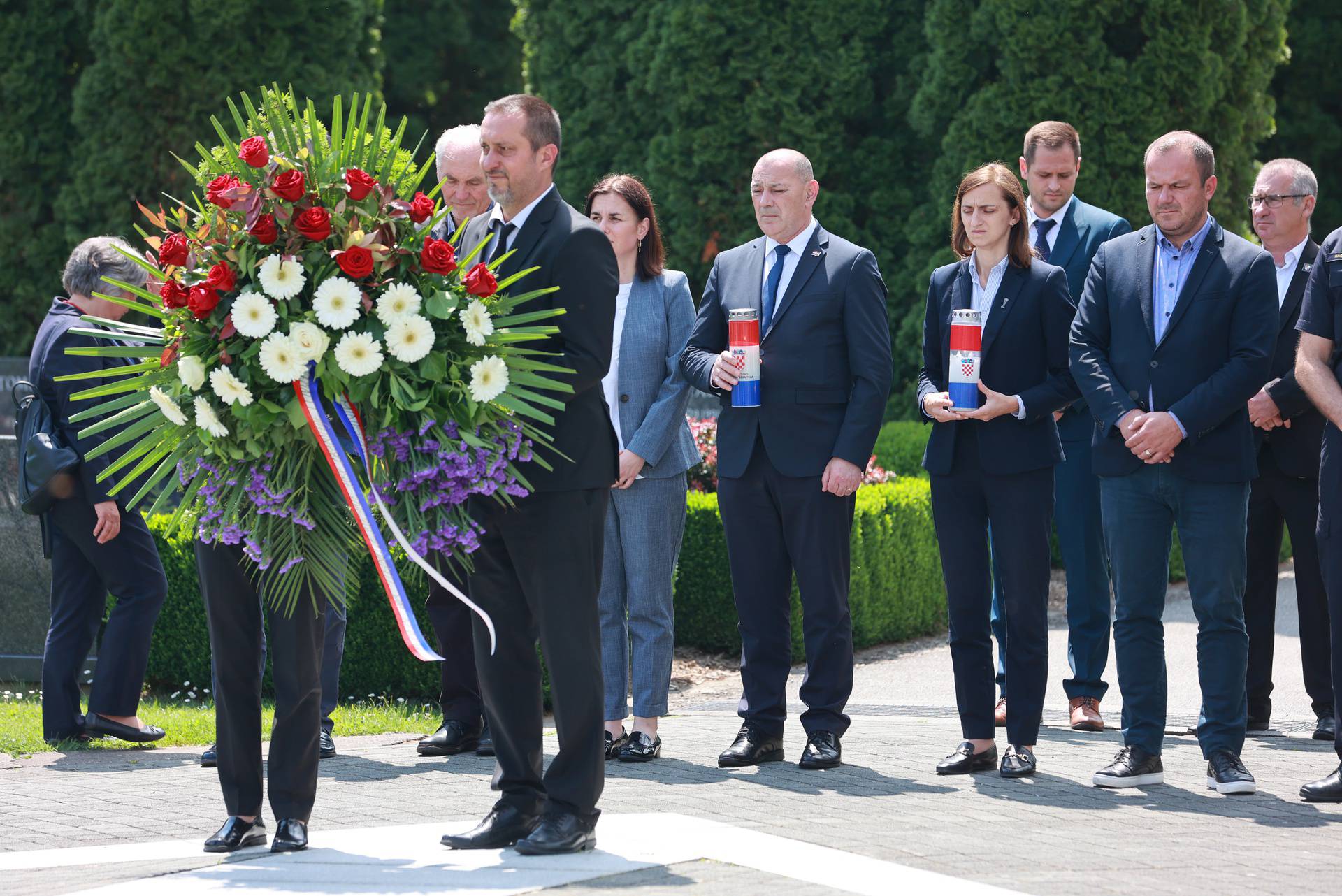 Vukovar: Ministar Medved pridružio se članovima Udruge "Vukovarske majke" te položio vijenac na Memorijalnom groblju