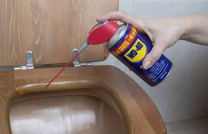 WD-40 je odličan za uklanjanje tvrdokornih nakupina u zahodu, a evo kako još pomaže u domu