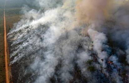Vojni zrakoplovi počeli gasiti, ispuštaju vodu na Amazoniju