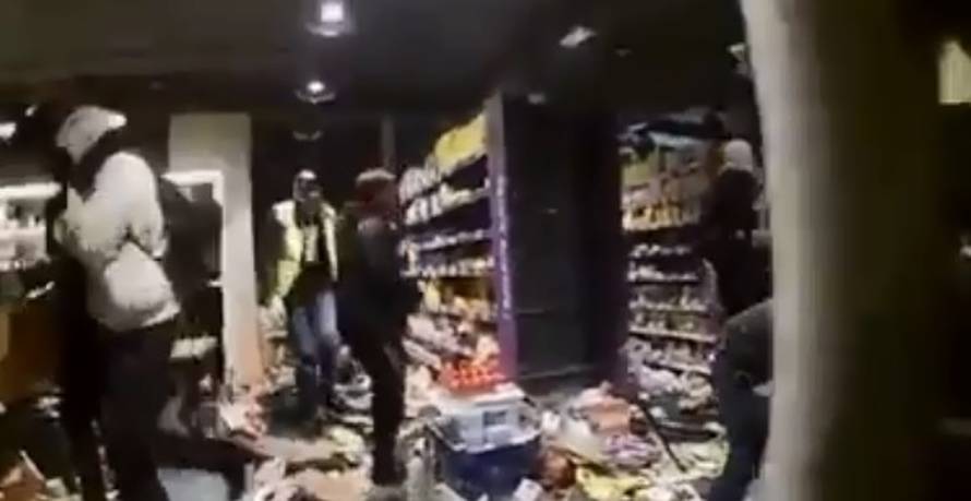 'Uzimaj, džabe je': Prosvjednici iz trgovine nose sve što mogu