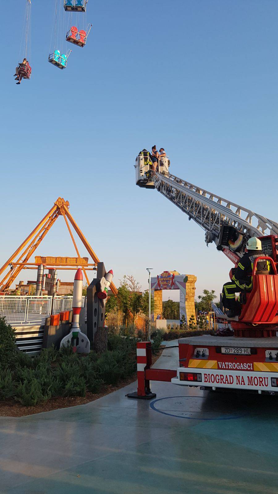 Vatrogasci spašavali ljude s vrtuljka, žena pala u nesvijest