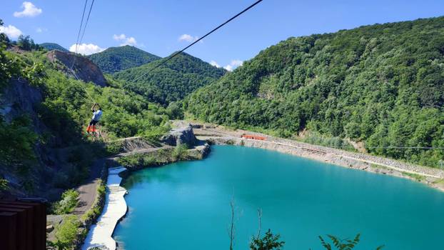 FOTO Adrenalinska atrakcija u Orahovici - zip line preko jezera!