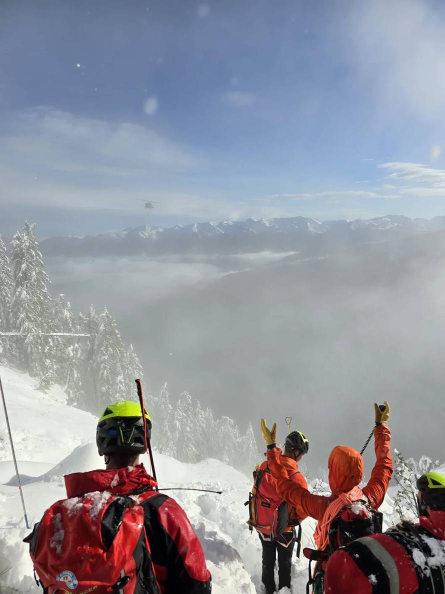 FOTO Slovenski spasioci otkrili mjesto gdje su tražili Hrvate, jedna lavina ugrozila je i njih!