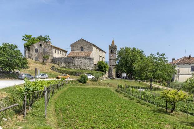 Hum, naselje u sastavu Grada Buzeta, koje nazivaju i najmanji grad na svijetu