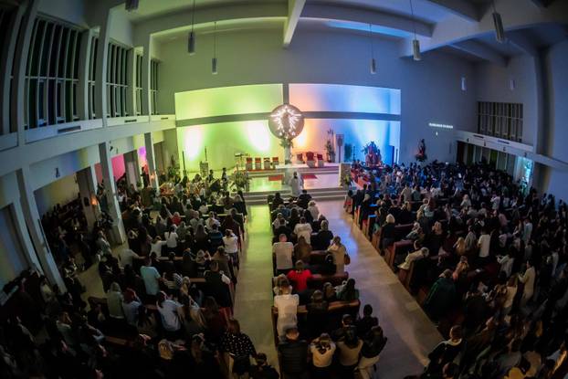 Split: U crkvi Srca Isusova održano je klanjanje za mlade kao odgovor na Noć vještica