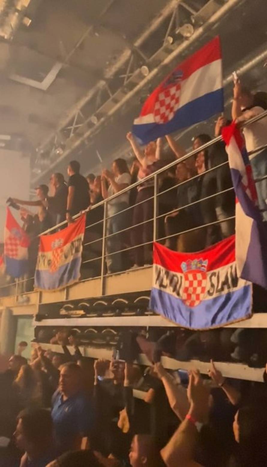 Osijek u deliriju. Tisuće sa zastavama pjevaju 'Neka nitko ne dira u moj mali dio svemira'