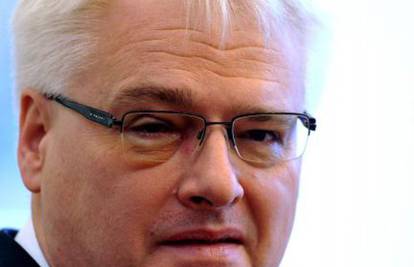 Josipović ponovno nosi 'stare' naočale, prolazi mu upala oka