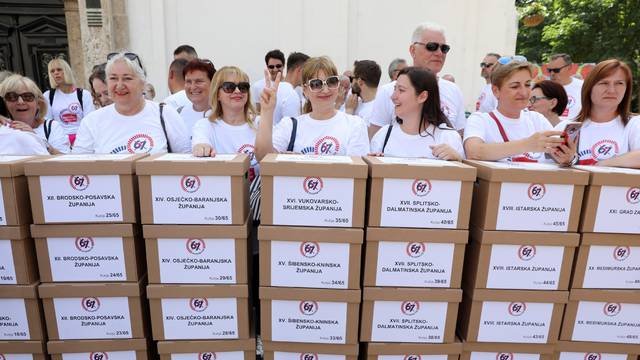 Zagreb: Predaja sakupljenih potpisa Referendumske inicijative â67 je previÅ¡eâ Hrvatskom saboru