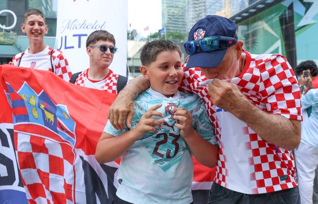 SP 2026 Toronto: Ispred Hotela Delta zajedničko fotografiranje odradili su hrvatski i portugalski navijači