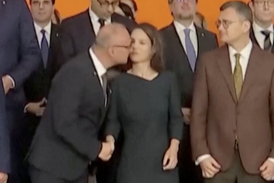 grlić radman pokušao poljubiti njemačku ministricu