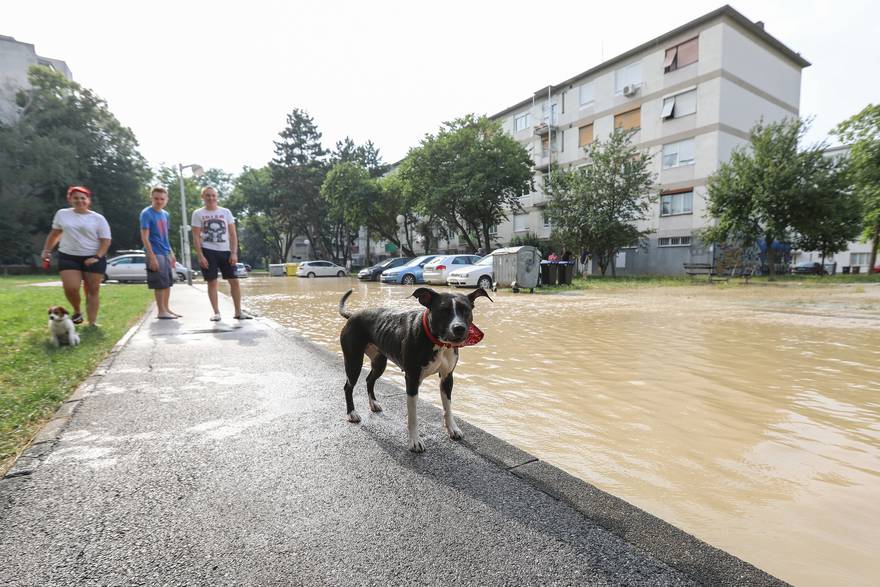 U Gajnicama pukla cijev, poplavila cijelu ulicu