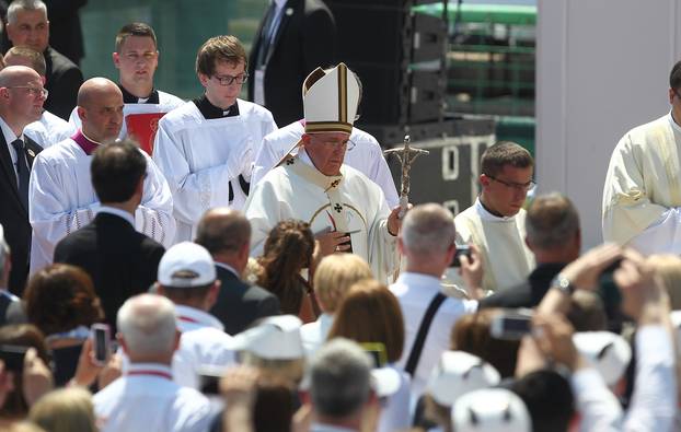 Sarajevo: Papa svoj potrgani pastirski štap zalijepio ljepljivom trakom