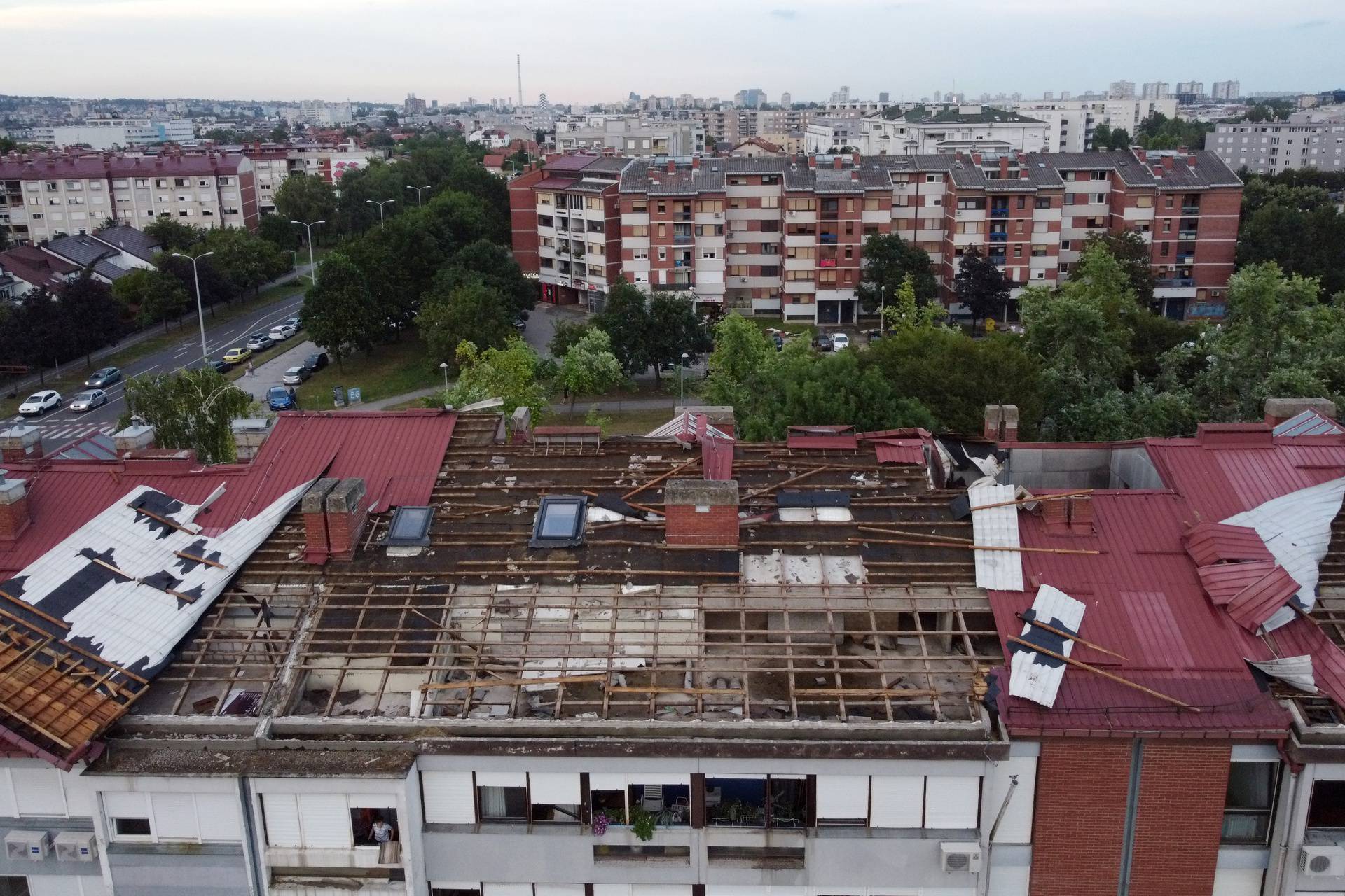 POGLED IZ ZRAKA - U olujnom nevremenu  vjetar odnio krov sa zgrade u Španskom