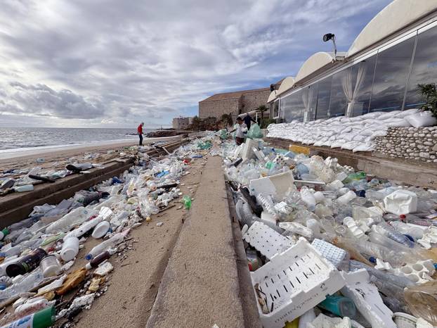 Dubrovnik: Čišćenje gradske plaže Banje od smeća i plastike nanesenih jugom