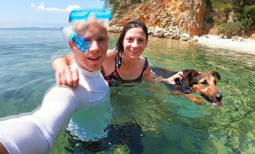 Bračni par iz Rijeke sa psićem putuje kajakom uzduž Jadrana