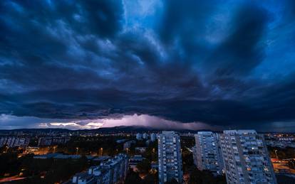 Munje i oblaci iznad Zagreba tijekom nevremena