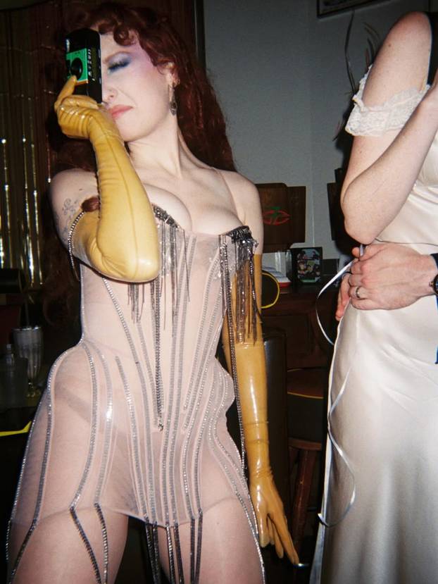 Bez problema pokazuje gole grudi na crvenom tepihu, nema pardona kada je riječ o stilu