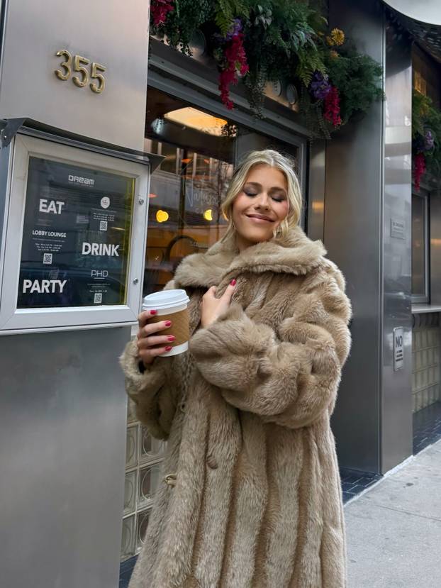 FOTO Becca Moore izazvala kaos na internetu: Iako vodi podcast, svi lude zbog njezinih fotki