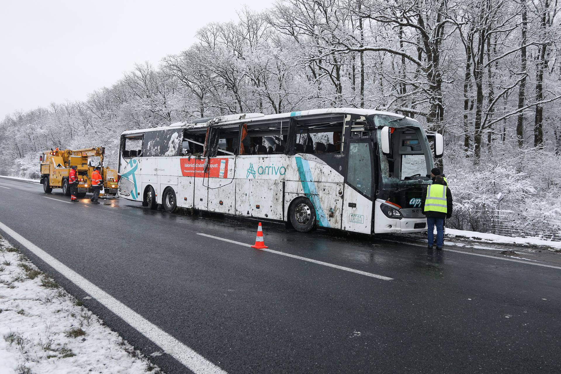 VIDEO Kod Jastrebarskog se prevrnuo autobus, ozlijeđena su dva vozača i šest putnika