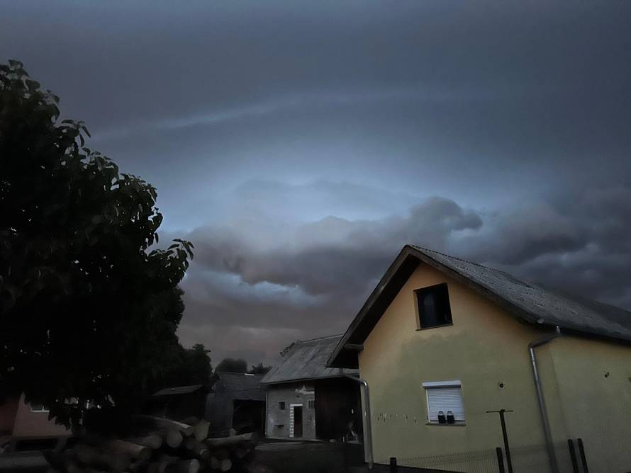 FOTO Crni oblaci zamračili nebo nad Zagrebom: 'Snažan vjetar mi je sve razbacao na balkonu'