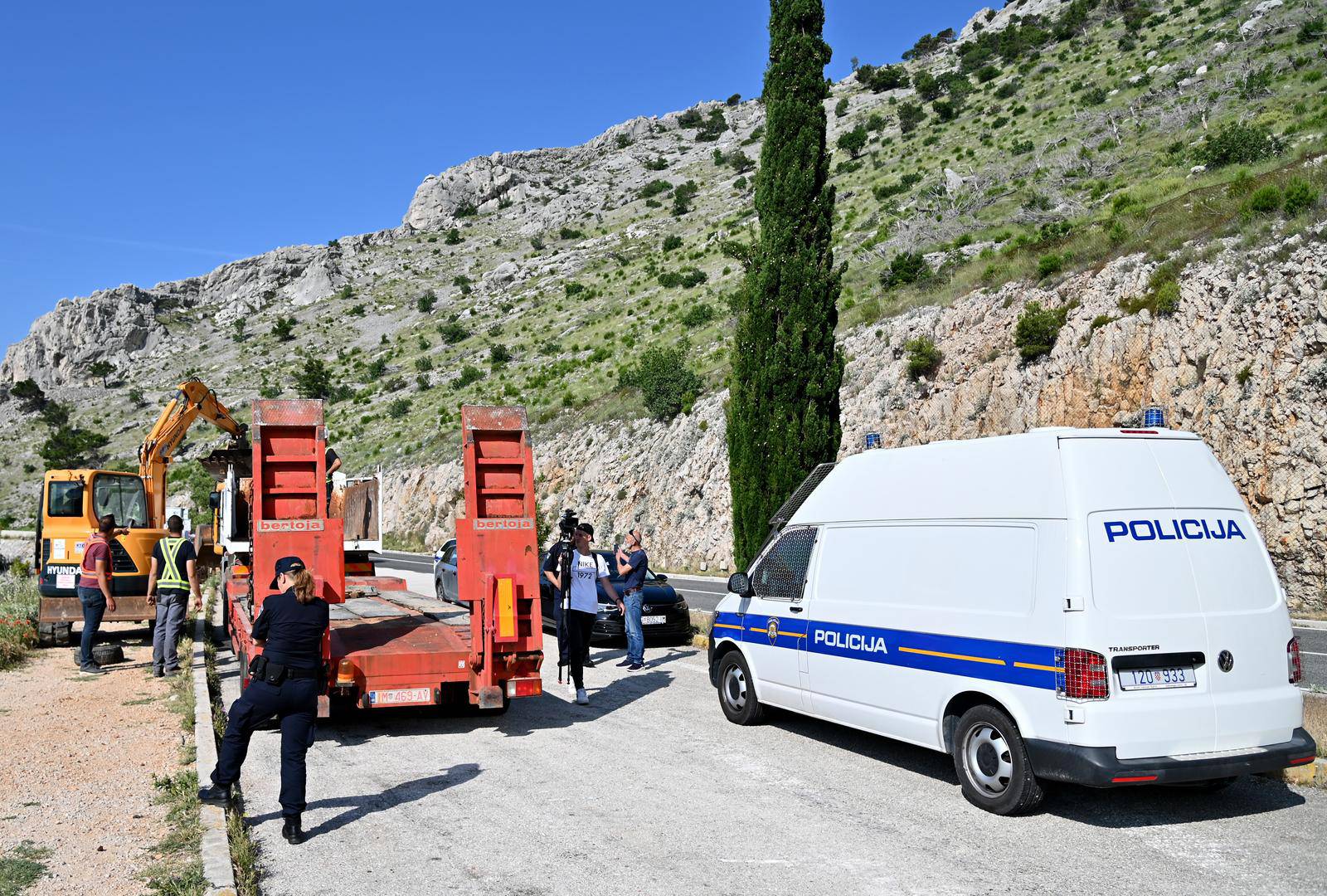 Započelo rušenje sedam bespravno sagrađenih objekata u uvali Vruja kod Brela