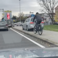 VIDEO Pogledajte 'genijalca': U Zagrebu prometni kolaps, a on u VW-u krenuo preko pločnika
