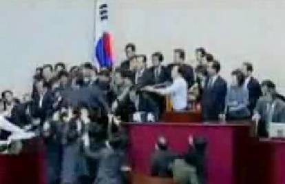 Južnokorejski političari skakali jedni po drugima