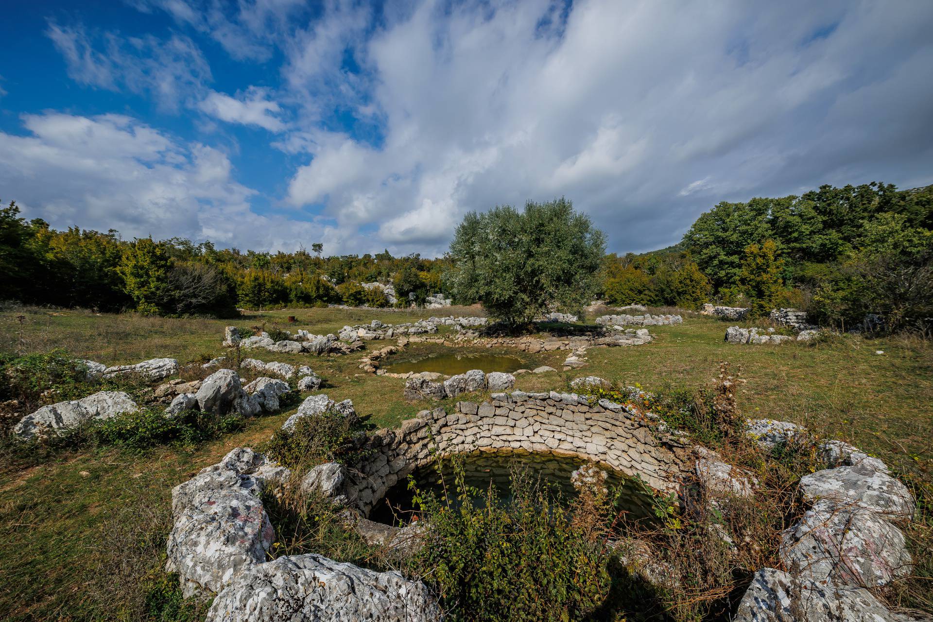 Malo ljudi zna za ove misteriozne bunare u Dalmatinskoj zagori, legenda kaže da nikad nisu presušili