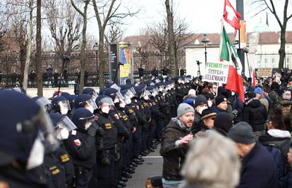 'Hod protiv korona virusa': Na ulicama su tisuće prosvjednika, tuku policiju, neki su uhićeni...